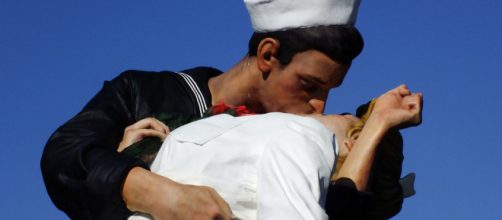 Seward Johnson's statue Unconditional Surrender [Image source: Flickr, Chris Parker]