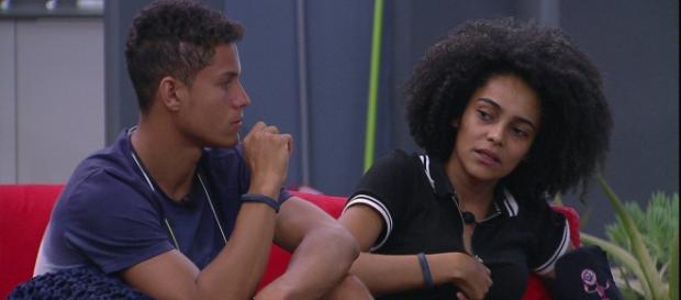 Gabi e Danrley conversam na área externa da casa do BBB19. (Foto: Reprodução/Gshow) Gabi e Danrley conversam na área externa da casa do BBB19. (Foto: Reprodução/Gshow)