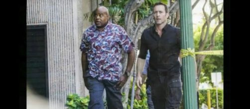 Alex O'Loughlin (R) stars and directs the 17th episode of Hawaii Five-O this week in a two-episode treat. [Image source:TViQ-YouTube]