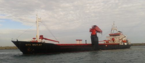 Bari, nave mercantile turca incagliata a causa del forte vento vicino Pane e Pomodoro