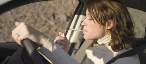 Boom di multe a Roma per chi fuma mentre guida