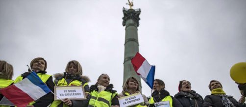 Gilet gialli, anche le donne in piazza contro Macron