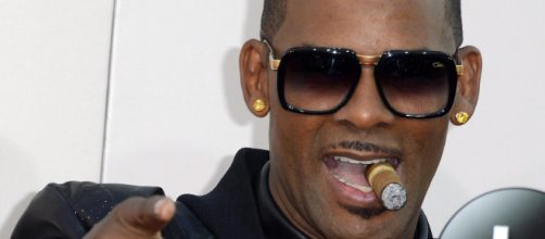 Usa, il rapper R.Kelly si consegna alla Polizia: è accusato di molestie sessuali su minori