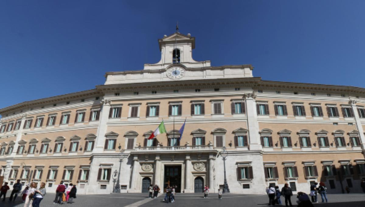 Roma Irruzione Di Un Anziana In Diretta Tv Da Montecitorio Al Tg Di Sky Maledetti Video