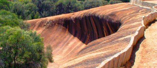 Wave Rock in Hyden showing a protective wall along its edges. [Image Don Pugh/Flickr]
