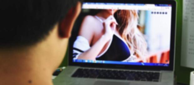 Nola, dodicenne perda ad un gioco e fa un video hot Nola, dodicenne perda ad un gioco e fa un video hot