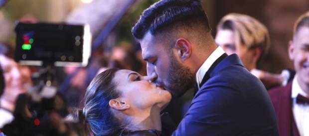 Uomini e Donne: dedica romantica di Claudia Dionigi per Lorenzo Riccardi. Uomini e Donne: dedica romantica di Claudia Dionigi per Lorenzo Riccardi.