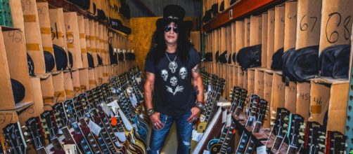 Il chitarrista dei Guns N'Roses Slash circondato da chitarre Gibson