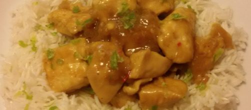 Ricetta pollo al curry con riso di accompagnamento.