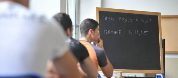 Nolano, alunna di 12 anni va nel bagno e si filma nuda per pagare pegno Nolano, alunna di 12 anni va nel bagno e si filma nuda per pagare pegno