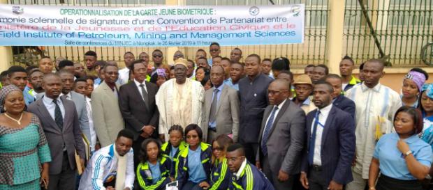 Photo de famille entre le Minjec mounouna Foutsou et le directeur de l'établissement (c) Léonard Fandja Photo de famille entre le Minjec mounouna Foutsou et le directeur de l'établissement (c) Léonard Fandja