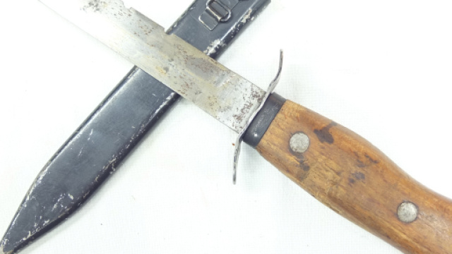 Arrestato per avere minacciato con il coltello moglie e figli.