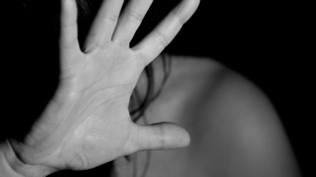 Ragazzina minacciata da un compagno di scuola più grande: ha tentato il suicidio