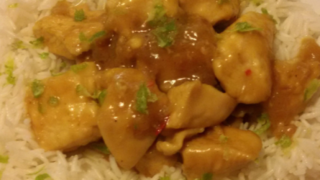 Ricetta pollo al curry con riso di accompagnamento.