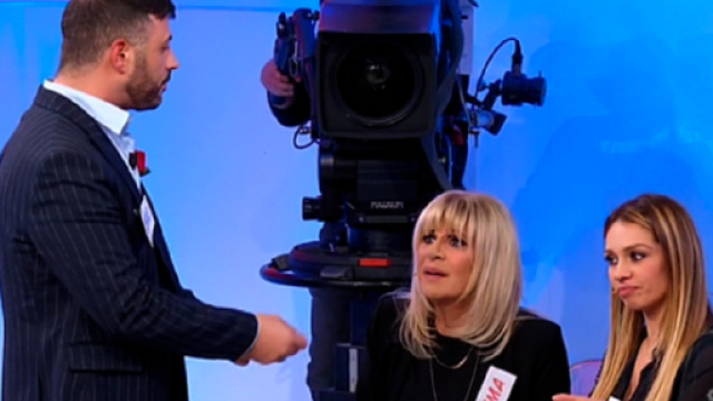 Stefano Torrisi e Pamela Barretta del Trono Over di Uomini e Donne litigano per una segnalazione.