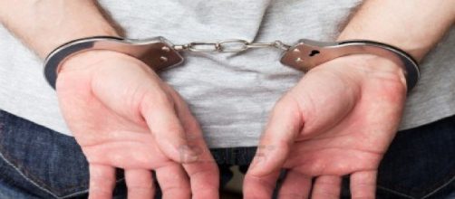Sudafrica: fratelli di 15 e 19 anni stuprano la bisnonna 96enne, arrestati