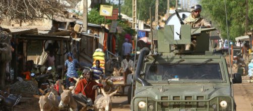 Tropas españolas patrullan por Bamako a bordo de vehículos Lince