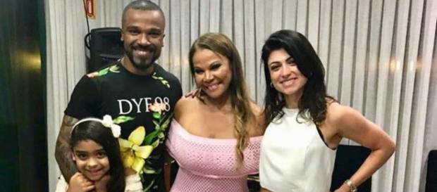 Após ser detida, mãe de Alexandre Pires paga fiança e é liberada (Reprodução/Instagram) Após ser detida, mãe de Alexandre Pires paga fiança e é liberada (Reprodução/Instagram)