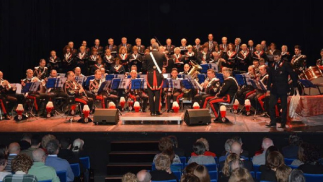 Il coro Voci d'Argento dell'Anc Milano Porta Magenta in occasione di un'esibizione con la fanfara del 3' Reggimento Carabinieri Lombardia.