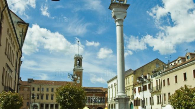 Un'immagine di Piazza Vittorio Emanuele di Rovigo