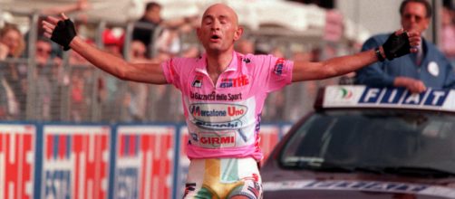 Marco Pantani in maglia rosa - emozioni