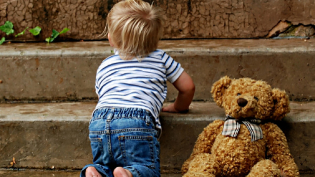 Torino, bambino sorpreso a camminare da solo.