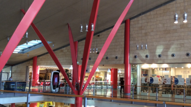 Negozi chiusi la domenica, arriva la legge: nuovi orari ed eccezioni per i centri storici