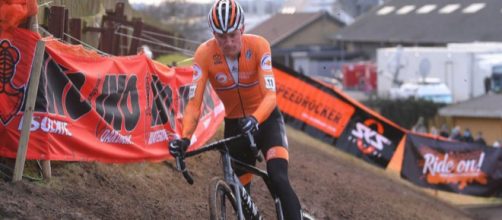 Mathieu Van Der Poel in azione ai Mondiali di ciclocross