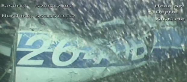 Corpo é encontrado em destroços do avião onde Sala era transportado. Foto: Reprodução/ Twitter/ AAIB Corpo é encontrado em destroços do avião onde Sala era transportado. Foto: Reprodução/ Twitter/ AAIB