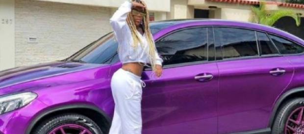Ludmilla e seu carro roxo (Reprodução Instagram) Ludmilla e seu carro roxo (Reprodução Instagram)