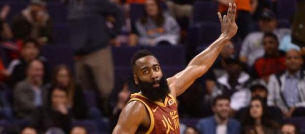 Imparável, o Barba permanece desfilando seu basquete contra os adversários.(Foto/Reprodução) Imparável, o Barba permanece desfilando seu basquete contra os adversários.(Foto/Reprodução)