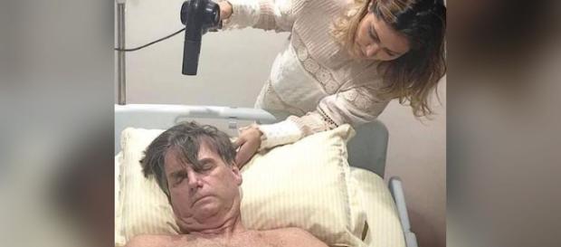 Michelle secando os cabelos do presidente. (Foto Reprodução / Instagram) Michelle secando os cabelos do presidente. (Foto Reprodução / Instagram)