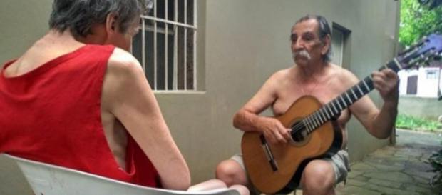 Músico faz serenata para companheira. Imagem: reprodução Facebook. Músico faz serenata para companheira. Imagem: reprodução Facebook.