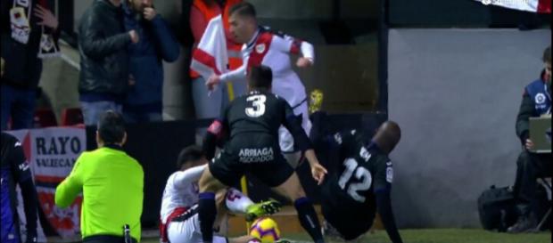 Nyom, después de ser expulsado, empujón con fuerza a un miembro de seguridad del Rayo. Nyom, después de ser expulsado, empujón con fuerza a un miembro de seguridad del Rayo.