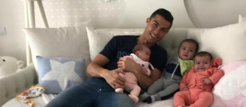 O jogador Cristiano Ronaldo e os filhos (Reprodução/Instagram)