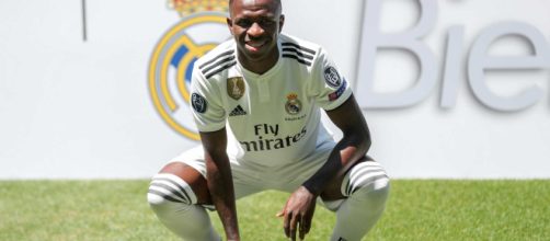 Vinícius Júnior pode ser escalado como titular no clássico diante do Barcelona pela Copa do Rey (Foto: Reprodução)