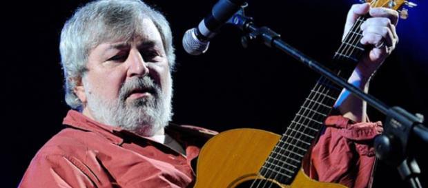 Guccini contro i 5 Stelle: 'Come testimoni di geova' Guccini contro i 5 Stelle: 'Come testimoni di geova'