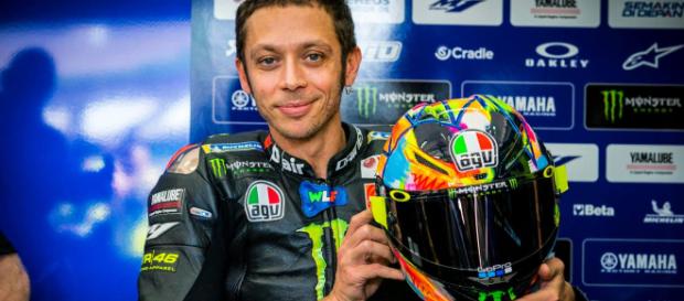 Rossi con il nuovo casco per i test invernali Rossi con il nuovo casco per i test invernali