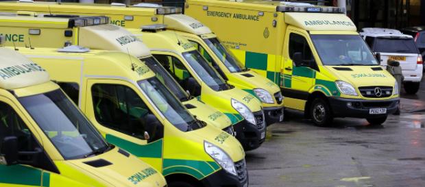 UK, chiamano l'ambulanza per tre volte ma il caso non viene ritenuto urgente: bimbo di 3 anni muore per blocco intestinale UK, chiamano l'ambulanza per tre volte ma il caso non viene ritenuto urgente: bimbo di 3 anni muore per blocco intestinale
