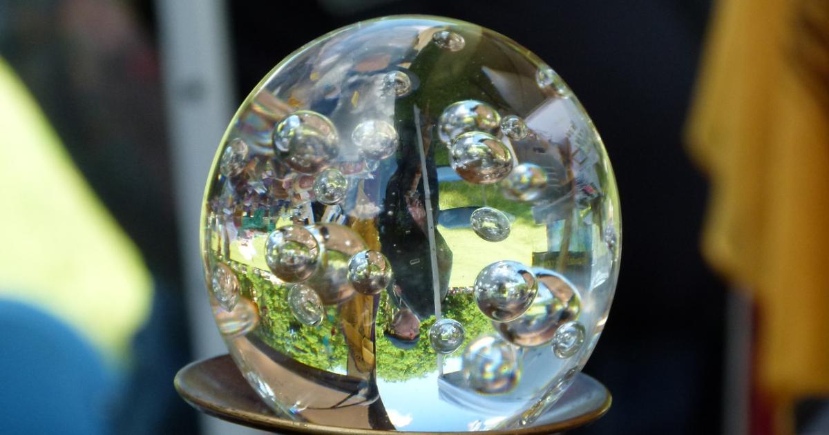 Il primo display 3D contenuto in una sfera di cristallo realizzato in Canada