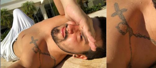 O cantor Luan Santana exibe tatuagem ao tomar sol (Reprodução/Instagram)
