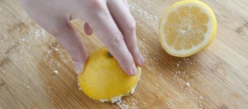 Limão e sal são usados para limpar tábua (Reprodução)