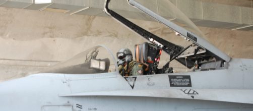 Piloto en su F-18. El EDA sufre un deficit en el número de aviadores