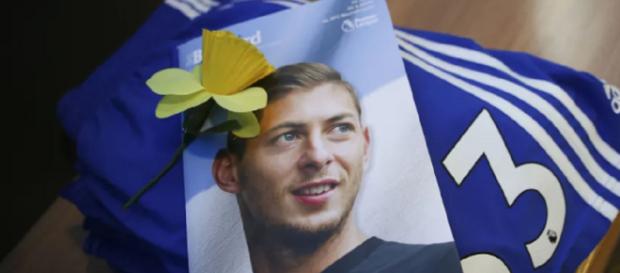 Los fanáticos y la familia de Emiliano Sala comienzan el duelo tras la confirmación de su muerte. Los fanáticos y la familia de Emiliano Sala comienzan el duelo tras la confirmación de su muerte.