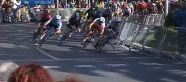 Matteo Trentin si lancia verso il rettilineo finale Matteo Trentin si lancia verso il rettilineo finale