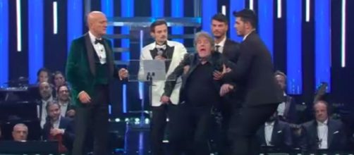 Fausto Reali protagonista di una gag sul palco dell'Ariston