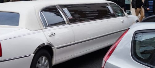 Bari, a 8 anni va a scuola in limousine: le altre mamme protestano