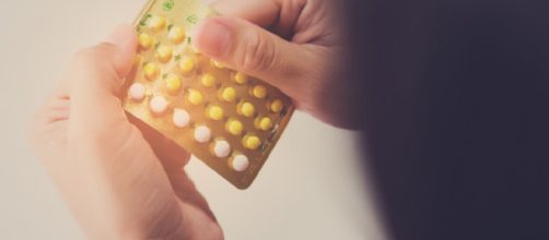 Método contraceptivo com pílula anticoncepcional (Imagem: Reprodução/br.freepik.com)
