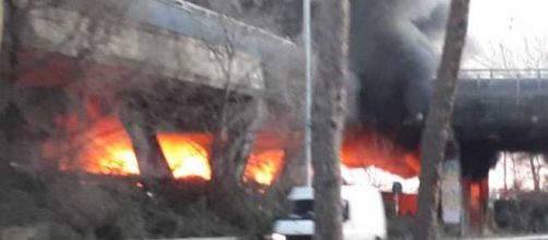 Ostia, incendio in un insediamento abusivo, in Via Ostiense.