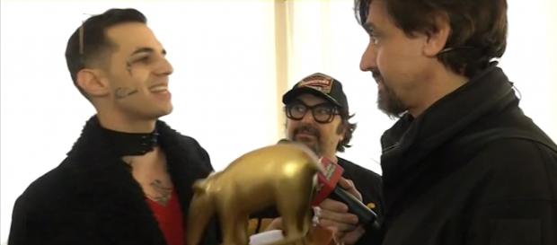 Achille Lauro durante la consegna del tapiro d'oro. Achille Lauro durante la consegna del tapiro d'oro.